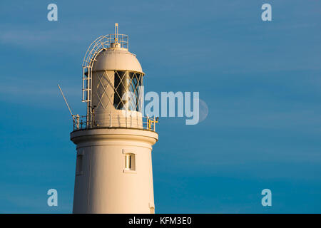 Portland Bill, Dorset, UK. 30 octobre 2017. Météo britannique. La Lune se levant derrière Portland Bill lighthouse sur l'Île de Portland sur la côte jurassique du Dorset peu avant le coucher du soleil. Crédit photo : Graham Hunt/Alamy Live News Banque D'Images