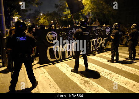 Barcelone, Espagne. 30Th oct, 2017. catalan espagnol pro anti fascistes affronter syndicalistes à barcelone crédit : Joe O'Brien/Alamy live news Banque D'Images