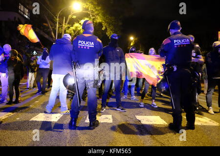 Barcelone, Espagne. 30Th oct, 2017 manifestants pro. l'unité d'espagnol catalan face à barcelone anti fascistes crédit : Joe O'Brien/Alamy live news Banque D'Images