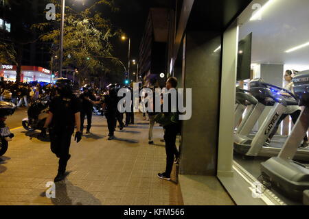 Barcelone, Espagne. 30Th oct, 2017. La police anti-émeute catalan suivre une manifestation fasciste à barcelone crédit : Joe O'Brien/Alamy live news Banque D'Images