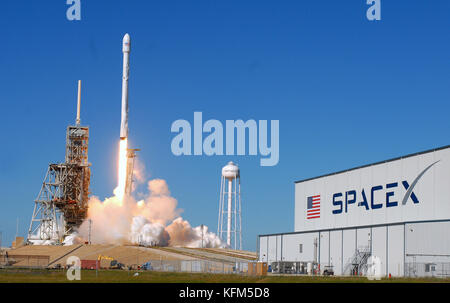 Cap Canaveral, États-Unis. 30Th oct, 2017. spacex lance une fusée falcon 9 portant le satellite KOREASAT-5 un satellite de communications à partir de 39a au centre spatial Kennedy de la nasa le 30 octobre 2017 en Floride. Le premier étage de la fusée a atterri à environ 10 minutes après le décollage sur un drone spacex navire dans l'océan atlantique. la télévision satellite fournira des services de communications et d'autres personnes à en Corée du Sud, Japon, et en Asie du sud-est. crédit : Paul Hennessy/Alamy live news Banque D'Images