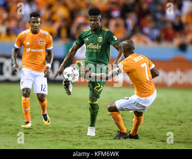 Houston, Texas, USA. 30Th Oct, 2017. Portland Timbers terrain Dairon Asprilla (27) contrôle la balle au cours d'une tasse de la Major League Soccer match éliminatoire entre les Timbers de Portland et le Dynamo de Houston au stade BBVA Compass à Houston, TX. Chris Brown/CSM/Alamy Live News Banque D'Images