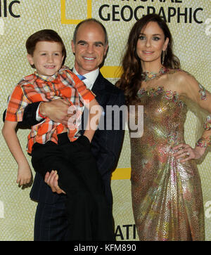 Los Angeles, CALIFORNIE, États-Unis. 30 octobre 2016. 30 octobre 2017 - Los Angeles, Californie - Brayden Scott, Michael Kelly et Sarah Wayne Callies. La première de « The long Road Home » de National Geographic s'est déroulée au Royce Hall de l'UCLA à Los Angeles. Crédit photo : AdMedia crédit : AdMedia/ZUMA Wire/Alamy Live News Banque D'Images