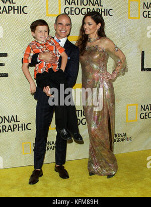 Los Angeles, CALIFORNIE, États-Unis. 30 octobre 2016. 30 octobre 2017 - Los Angeles, Californie - Brayden Scott, Michael Kelly et Sarah Wayne Callies. La première de « The long Road Home » de National Geographic s'est déroulée au Royce Hall de l'UCLA à Los Angeles. Crédit photo : AdMedia crédit : AdMedia/ZUMA Wire/Alamy Live News Banque D'Images