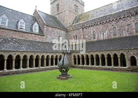 Cloîtres et cour centrale avec sculpture de l'artiste lituanien intitulée "descente de l'esprit' de l'abbaye d'iona en Écosse Banque D'Images