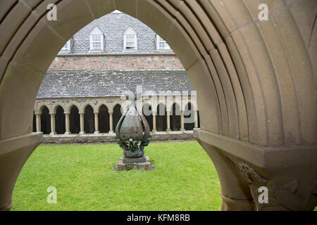 Cloîtres et cour centrale avec sculpture de l'artiste lituanien intitulée "descente de l'esprit' de l'abbaye d'iona en Écosse Banque D'Images