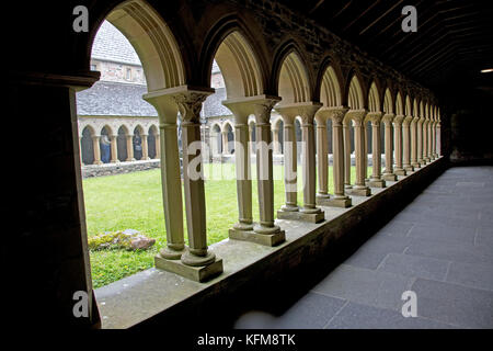 Grâce à la passerelle des cloîtres de l'abbaye d'iona en Écosse Banque D'Images