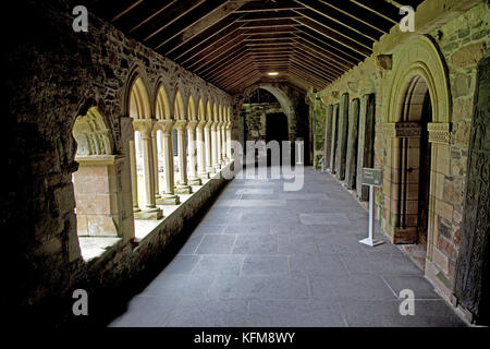 Grâce à la passerelle des cloîtres de l'abbaye d'iona en Écosse Banque D'Images