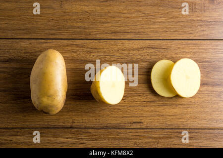 La récolte des pommes de terre. la pomme de terre Légumes frais de nourriture sur la table en bois Banque D'Images