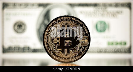 Une pièce d'or Bitcoin sur des billets de cent dollars défocalisant l'arrière-plan. illustration de rendu 3d. Banque D'Images