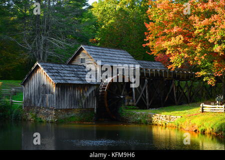 Fin d'après-midi met en lumière couleurs d'automne au moulin historique mabry Banque D'Images