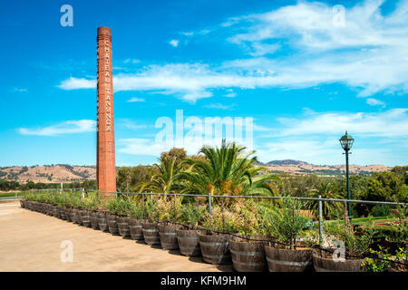 Adelaide, Australie - janvier 16, 2016 : chateau tanunda cheminée en brique vu de l'entrée principale. chateau tanunda est un établissement vinicole de l'Australie du sud il Banque D'Images