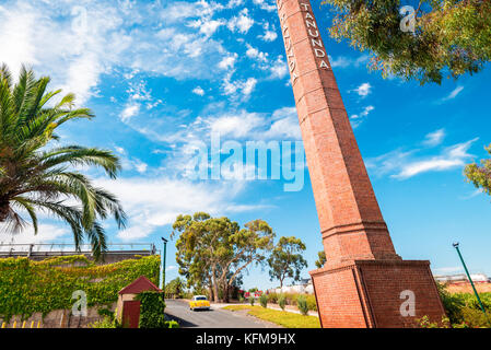 Adelaide, Australie - janvier 16, 2016 : chateau tanunda cheminée en brique vu de l'entrée principale. chateau tanunda est un établissement vinicole de l'Australie du sud il Banque D'Images