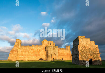 East Lothian, Scotland, UK. Dépression chaude du soleil crépuscule sur mur rideau de 14e siècle détruit le Château de Tantallon, falaise, dans le Firth of Forth près de North Berwick Banque D'Images