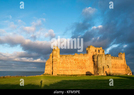 La tombée de la lumière du soleil sur le mur de 14e siècle détruit le Château de Tantallon, North Berwick, la Côte d'East Lothian, en Ecosse, avec ombre portée du photographe Banque D'Images