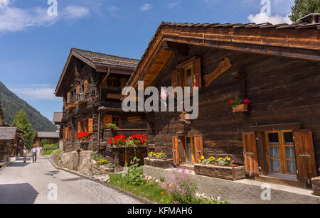 Zinal, Suisse - maisons en bois traditionnel dans un vieux village, montagne Alpes Pennines, canton du Valais. Banque D'Images