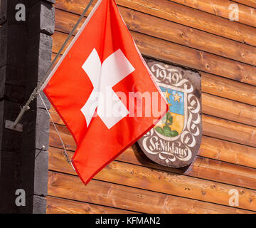 St niklaus., Suisse - drapeau suisse et st. niklaus signe sur mur en bois. Banque D'Images