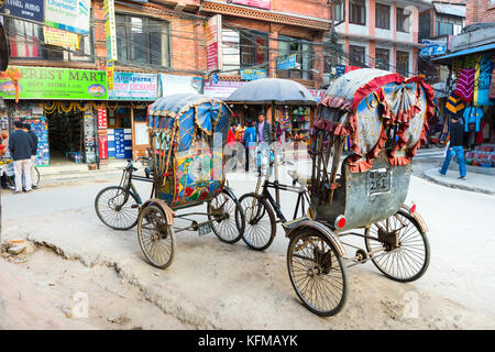 Rickshaw dans quartier de Thamel, scène de rue, Katmandou, Népal Banque D'Images
