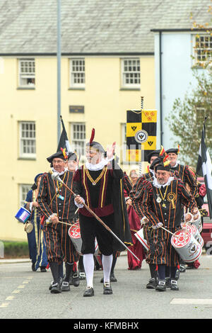 Un jour deux Kemeneth Penryn heritage festival à Penryn Cornwall Falmouth - la bande marine marche dans les rues de Penryn. Banque D'Images