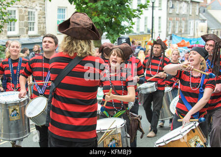 Un jour deux Kemeneth Penryn heritage festival à Penryn Cornwall - DakaDoum Samba groupe jouant à travers les rues de Penryn. Banque D'Images