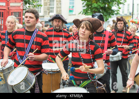 Un jour deux Kemeneth Penryn heritage festival à Penryn Cornwall - DakaDoum Samba groupe jouant à travers les rues de Penryn. Banque D'Images