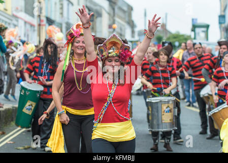 Un jour deux Kemeneth Penryn heritage festival à Penryn Cornwall - danseurs de Samba Samba DakaDoum Band danse à travers les rues de Penryn. Banque D'Images