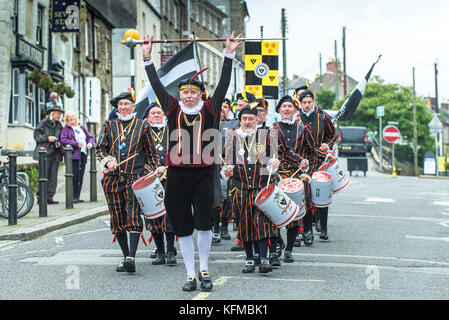 Un jour deux Kemeneth Penryn heritage festival à Penryn Cornwall Falmouth - la bande marine marche dans les rues de Penryn. Banque D'Images