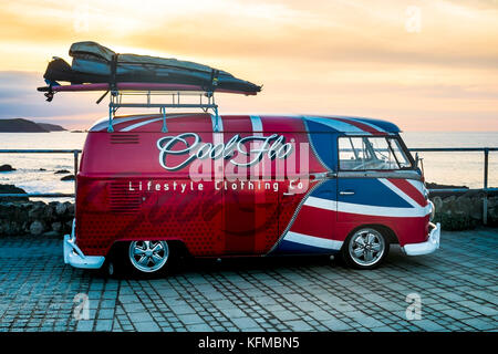 Un camping-car Volkswagen vintage peint aux couleurs de l'Union Flag stationné à peu dans Fistral Newquay Cornwall. Banque D'Images