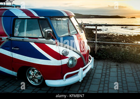 Un camping-car Volkswagen vintage peint aux couleurs de l'Union Flag stationné à peu dans Fistral Newquay Cornwall. Banque D'Images