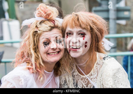 Zombies - femmes vêtues comme zombies dans le Zombie Crawl annuel à Newquay, Cornwall. Banque D'Images
