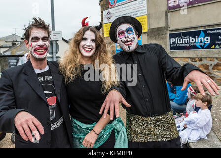 Zombies - trois amis zombies dans le Zombie Crawl annuel à Newquay, en Cornouailles. Banque D'Images