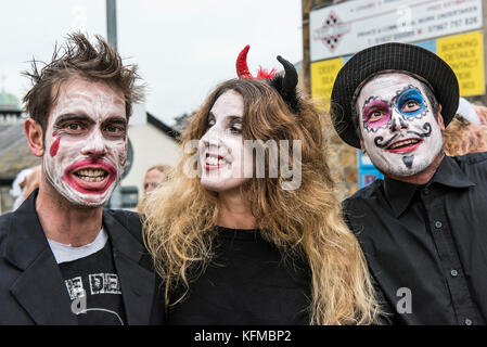 Zombies - trois amis zombies dans le Zombie Crawl annuel à Newquay, en Cornouailles. Banque D'Images