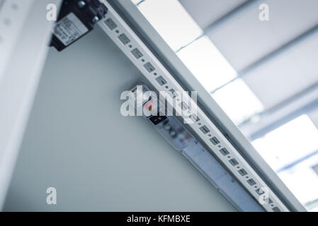 Lampe d'éclairage électrique dans l'enceinte industrielle, la distribution de l'industrie. Banque D'Images