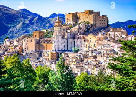 Caccamo, Sicile. Cité médiévale ville italienne avec le château normand en Sicile, Italie. montagnes Banque D'Images