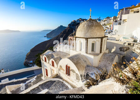 Santorin, Grèce. Fira, à l'ancienne église grecque et la caldeira, la mer Égée à Thira. Banque D'Images