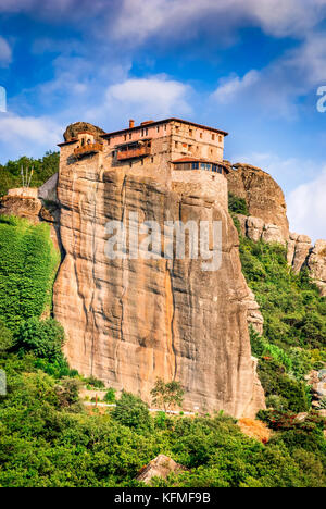 Météores, Grèce. Littéralement suspendu dans l'air", est une formation d'immenses piliers monolithiques et immense avec les monastères. Kastraki, Thessalie. Banque D'Images