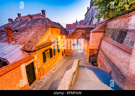 Sibiu, Roumanie - Passage de l'escalier et la cathédrale luthérienne au crépuscule. Ville saxonne de Transylvanie. Banque D'Images