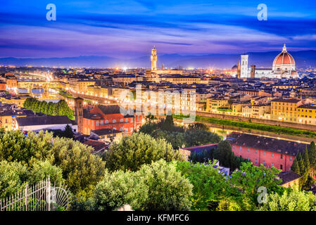 Florence, Toscane - paysage de nuit avec Duomo Santa Maria del Fiori et le Palazzo Vecchio, l'architecture de la Renaissance en Italie. Banque D'Images