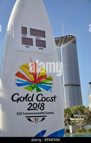 Une horloge de compte à rebours pour la Gold Coast 2018 Jeux du Commonwealth dans le Queensland, en Australie, dans la conception d'une planche de surf. Banque D'Images