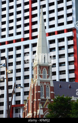 La rue Albert Eglise unie à Brisbane, Australie situé dans un gratte-ciel moderne derrière. Banque D'Images