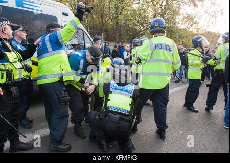 Bordesley, Birmingham, West Midlands, Royaume-Uni. 29 octobre 2017. Plusieurs Birmingham City fans ont été arrêtés à l'extérieur de St Andrew, comme jusqu'à 150 services de soutien à domicile Banque D'Images