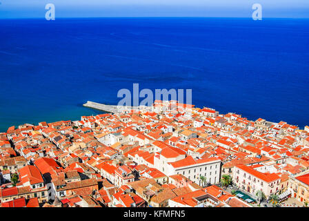 Cefalu, Sicile médiévale de vue aérienne de la ville de Sicile Cefalu. province de Palerme, Italie. Banque D'Images