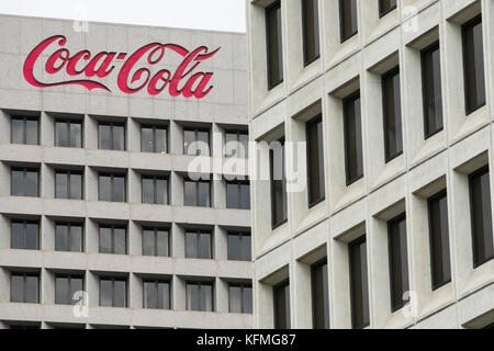 Un logo à l'extérieur du siège social de The Coca-Cola Company à Atlanta, en Géorgie, le 7 octobre 2017. Banque D'Images