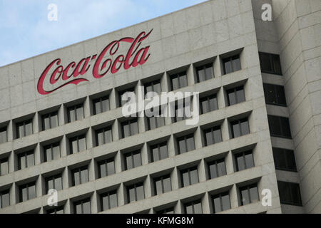 Un logo à l'extérieur du siège social de The Coca-Cola Company à Atlanta, en Géorgie, le 7 octobre 2017. Banque D'Images