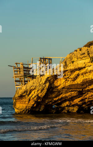 Les tours de pêche traditionnels. Peschici et le Parc National du Gargano. L'Italie. Banque D'Images