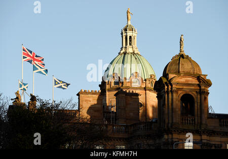 Je vois des drapeaux du haut de la Bank of Scotland siège sur le monticule, Édimbourg. Banque D'Images