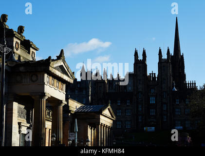 La LSF bâtiment a pris dans la lumière du soleil et de l'Assemblée halls sur la butte dans l'ombre. Edinburgh Banque D'Images