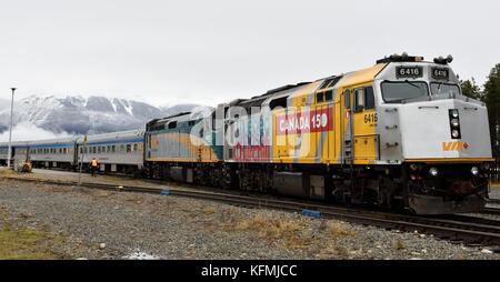 Train de VIA Rail à l'annexe s'arrêter à Jasper, Rocheuses canadiennes Banque D'Images