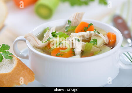 Soupe au poulet fait maison délicieux avec des légumes frais en saison Banque D'Images
