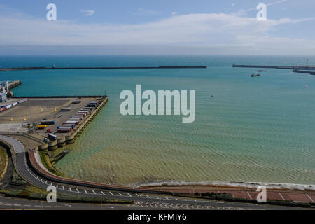 Dover, Kent, UK - 17 août 2017 : Vue aérienne du port de Douvres avec camions d'attente afin de bord du traversier. Été tourné avec ciel bleu. Banque D'Images